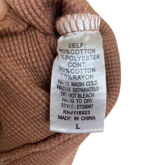 Easel Waffle Knit Top with Star Patches Mineral Wash Brown - Picture 4 of 4